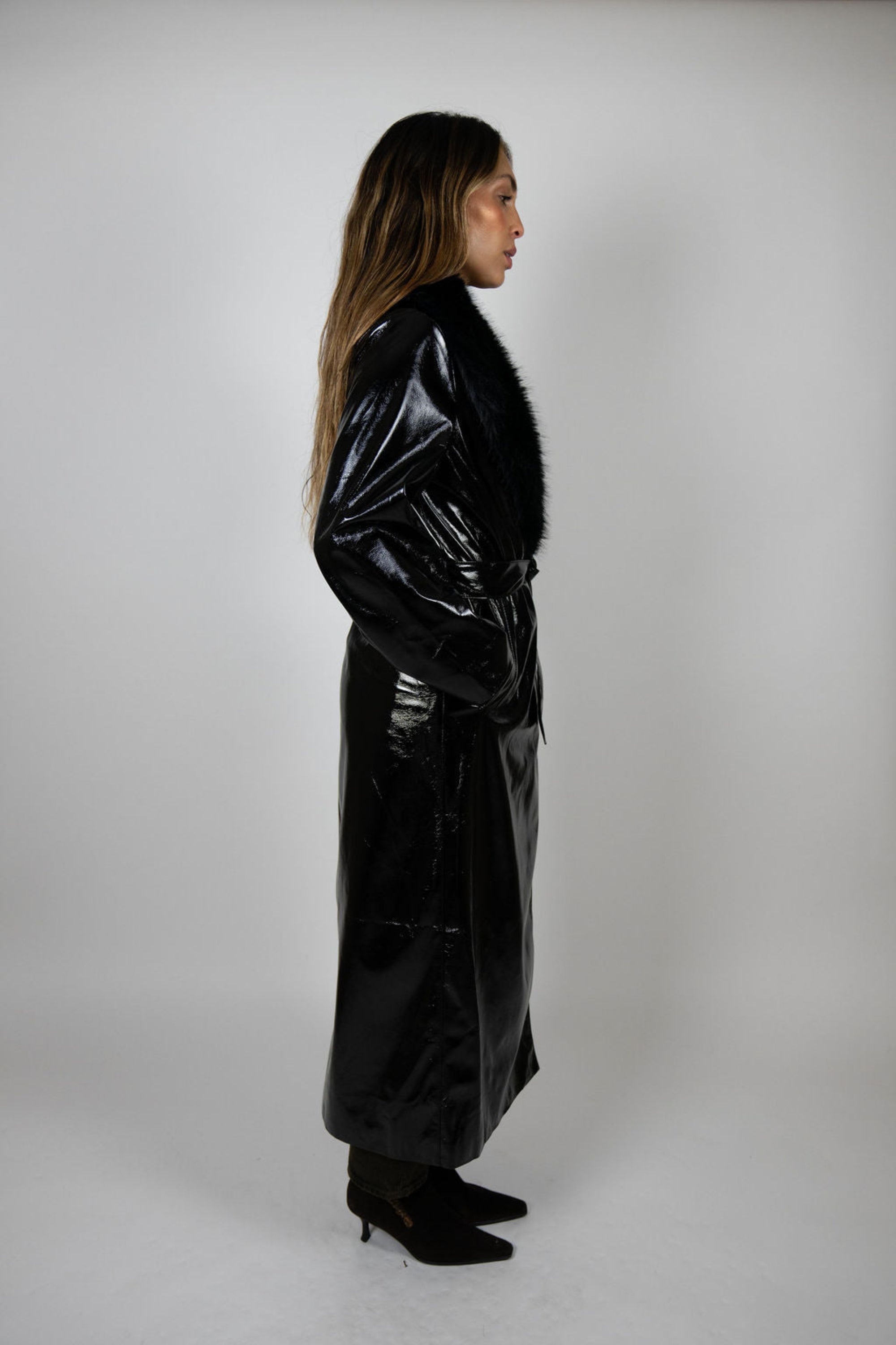 Fur collar latex trench coat - black gloss
