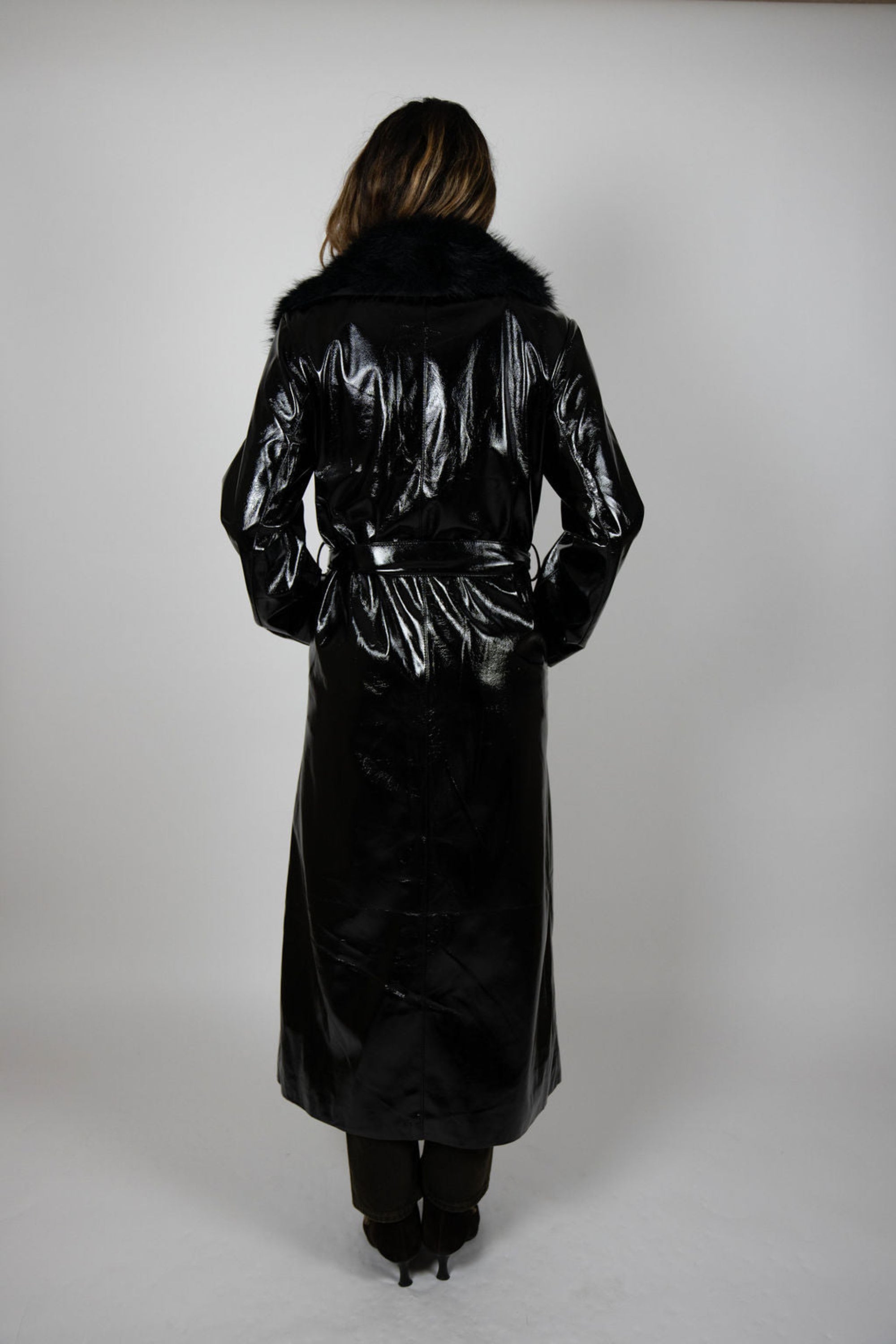Fur collar latex trench coat - black gloss