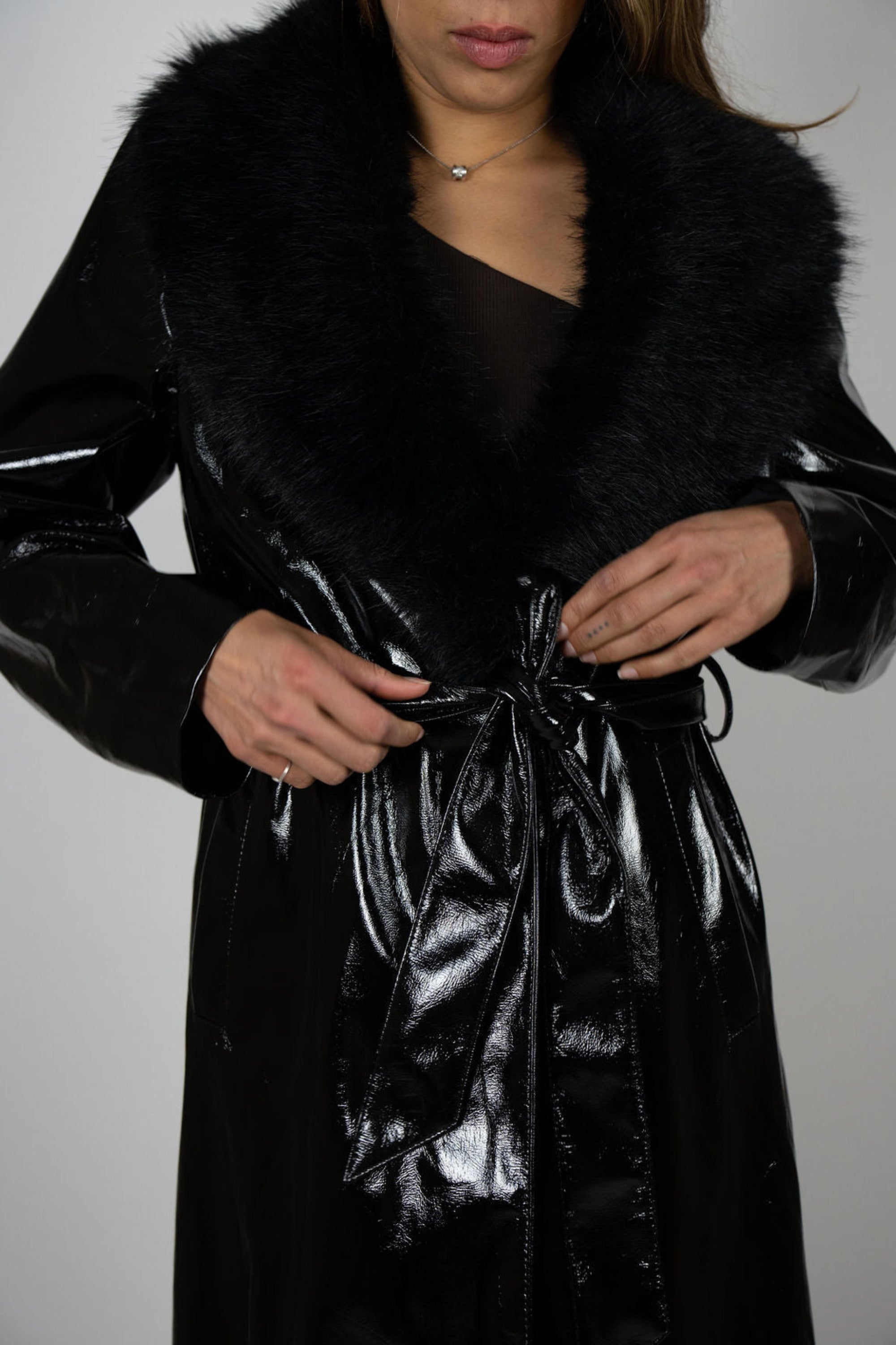Fur collar latex trench coat - black gloss